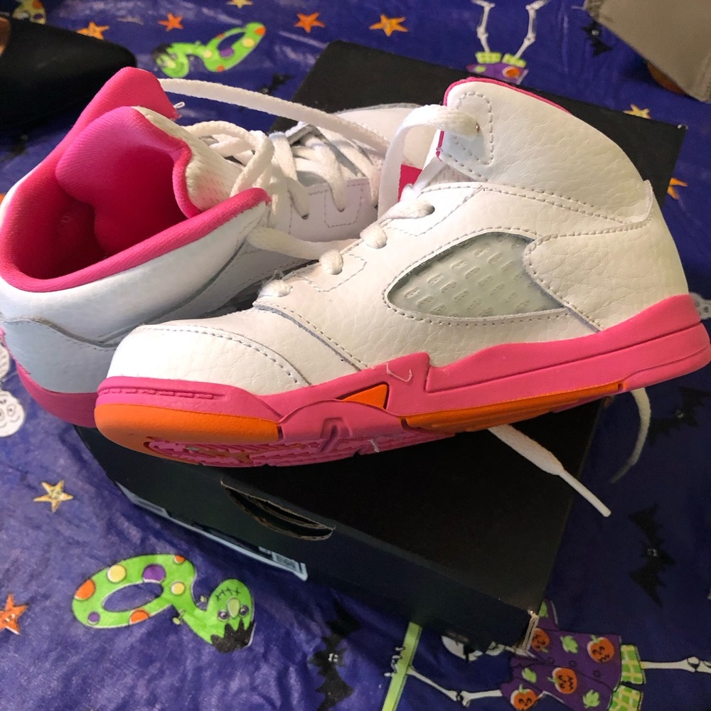 Size 10 kids Jordan shoes. Worn a couple times!